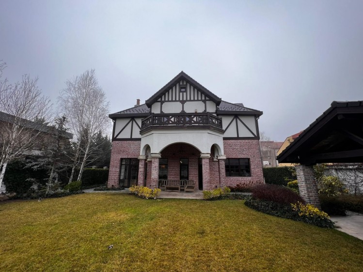 Vila in stil arhitectural TUDOR cu sauna si piscina, 7 camere de vanzare zona Pipera, Bucuresti