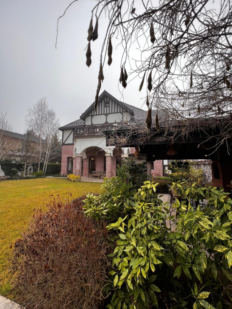 Vila in stil arhitectural TUDOR cu sauna si piscina, 7 camere de vanzare zona Pipera, Bucuresti